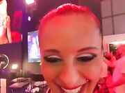 Milf esibizionista italiana alla kermesse porno