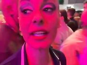 Milf esibizionista italiana alla kermesse porno