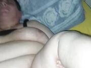 Milf obesa spalanca le gambe