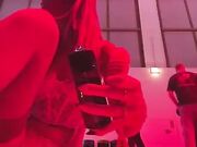 Che stile - Masturbarsi alla fiera del porno