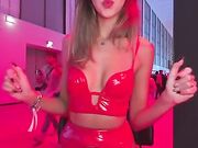 Slingua con l'amica in fiera hot