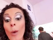 Tocca il cazzo a sconosciuto in fiera del porno