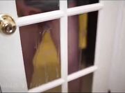 Cornuto sborra sulla porta a vetri