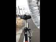 Pedalare in bicicletta in minigonna senza mutandine