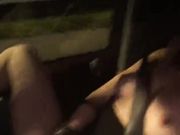 Italiana si masturba in macchina per eccitare i camioni