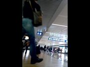 Milf in autoreggenti in aeroporto