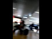 Milf in autoreggenti in aeroporto