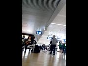 Milf in autoreggenti in aeroporto