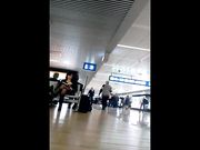 Milf in autoreggenti in aeroporto