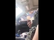 Eccita camionista mostrando le tette in autostrada