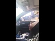 Eccita camionista mostrando le tette in autostrada