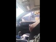 Eccita camionista mostrando le tette in autostrada