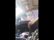 Eccita camionista mostrando le tette in autostrada