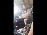 Eccita camionista mostrando le tette in autostrada