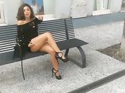 Esibizionista italiana giovane si masturba all'aperto