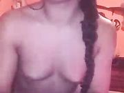 Camgirl italiana tatuata fuma nuda in webcam