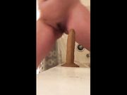 Italiana cavalca in bagno il suo cazzo di gomma