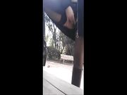 Moglie esibizionista si masturba in un parco