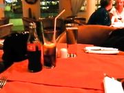 Fidanzata italiana si tocca la fica al ristorante