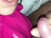 Fidanzata sborrata in bocca mentre si masturba