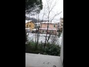 Fuori nevica e tiro fuori le tette sul balcone