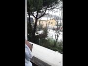 Fuori nevica e tiro fuori le tette sul balcone