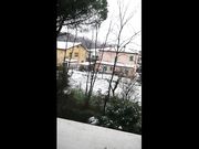 Fuori nevica e tiro fuori le tette sul balcone