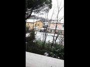 Fuori nevica e tiro fuori le tette sul balcone