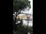 Fuori nevica e tiro fuori le tette sul balcone