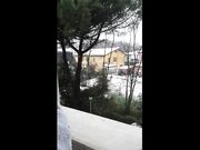 Fuori nevica e tiro fuori le tette sul balcone