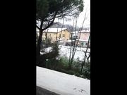 Fuori nevica e tiro fuori le tette sul balcone