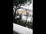 Fuori nevica e tiro fuori le tette sul balcone