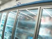 Mammina tettona al supermercato al frigor surgelati