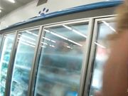 Mammina tettona al supermercato al frigor surgelati