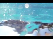 Scopata in piscina ripresa con telecamera subacquea