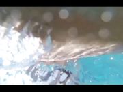 Scopata in piscina ripresa con telecamera subacquea