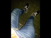 Mi tocco la fica infilandomi la mano nei jeans