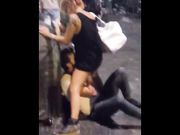 Ubriaco lecca la fica alla fidanzata in piazza a Napoli