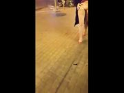 Passeggiando per la strada mostrando la fica