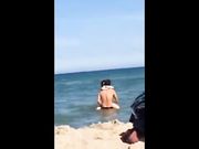 Coppia esibizionista fa sesso in spiaggia a Catania
