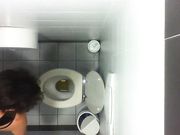 Spycam pisciate in bagno 2