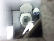 Spycam pisciate in bagno 4