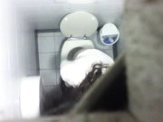 Spycam pisciate in bagno 4