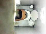 Spycam pisciate in bagno 5
