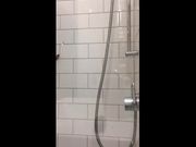 Milf italiana con la fica pelosa piscia sotto la doccia