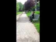 Valentina si fa un ditalino al parco pubblico
