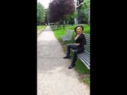 Valentina si fa un ditalino al parco pubblico