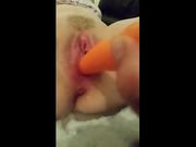 Masturbata con la carota squirta come una vacca