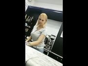 Barista tettona bionda