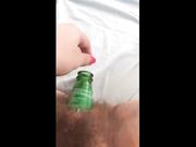 Italiana pelosa si masturba la fica con la bottiglia
